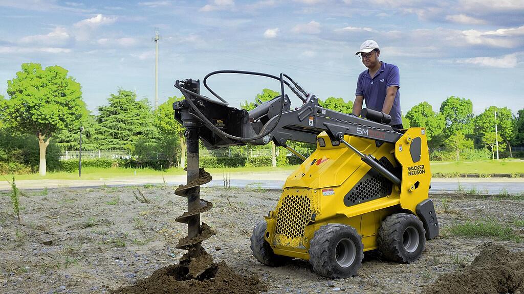 Mini nakladač na kolečkách se šnekem v akci