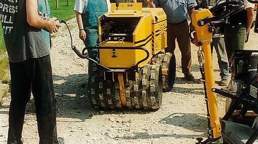 První kloubový univerzální válec RT820 v provozu.