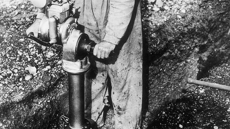 Historický pěch se spalovacím motorem v akci.