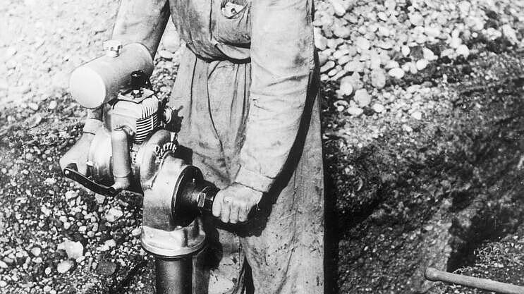 Historický pěch se spalovacím motorem v akci.