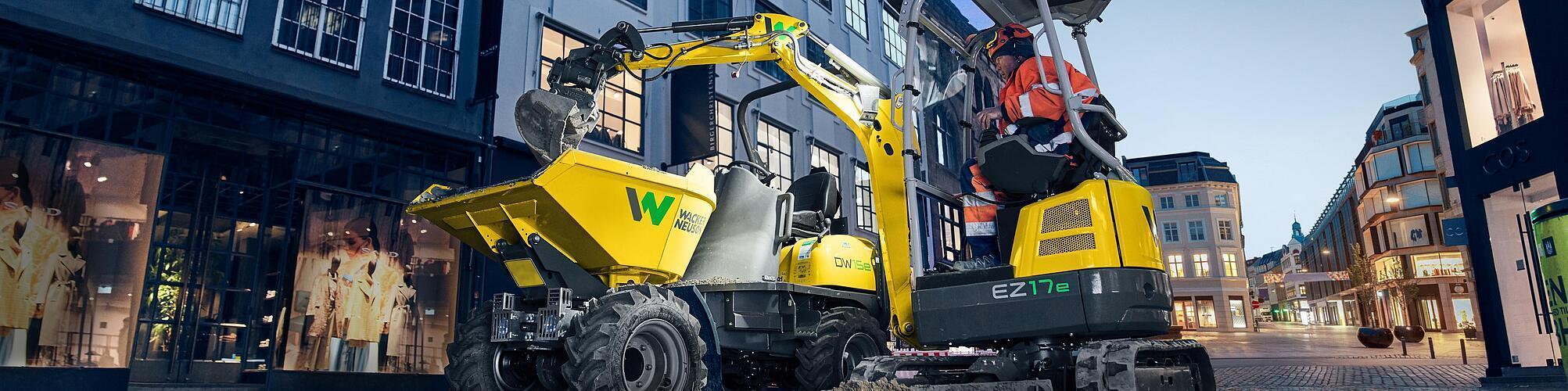 Bagr Zero Tail EZ17 Wacker Neuson v akci na městském staveništi.