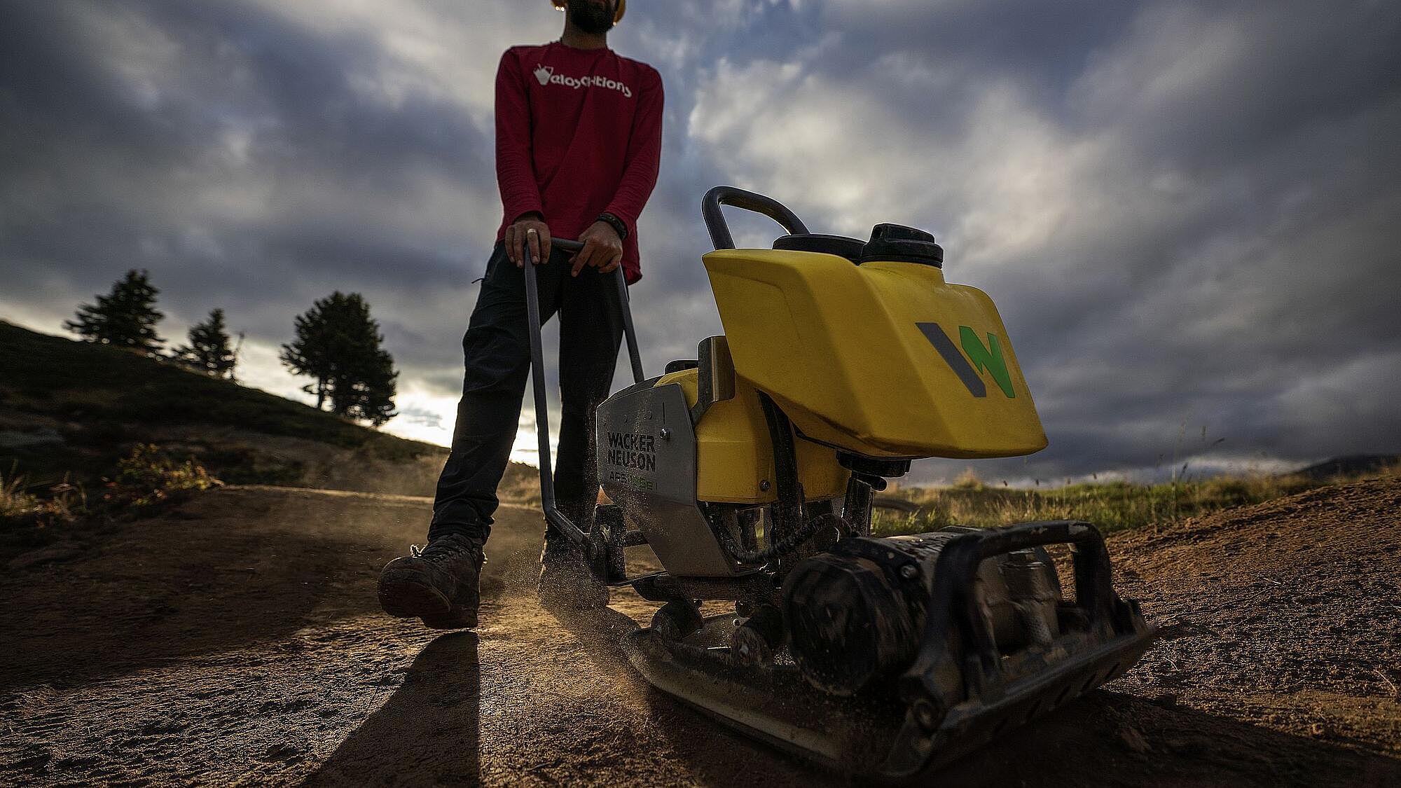 Vibrační deska APS1135e v akci