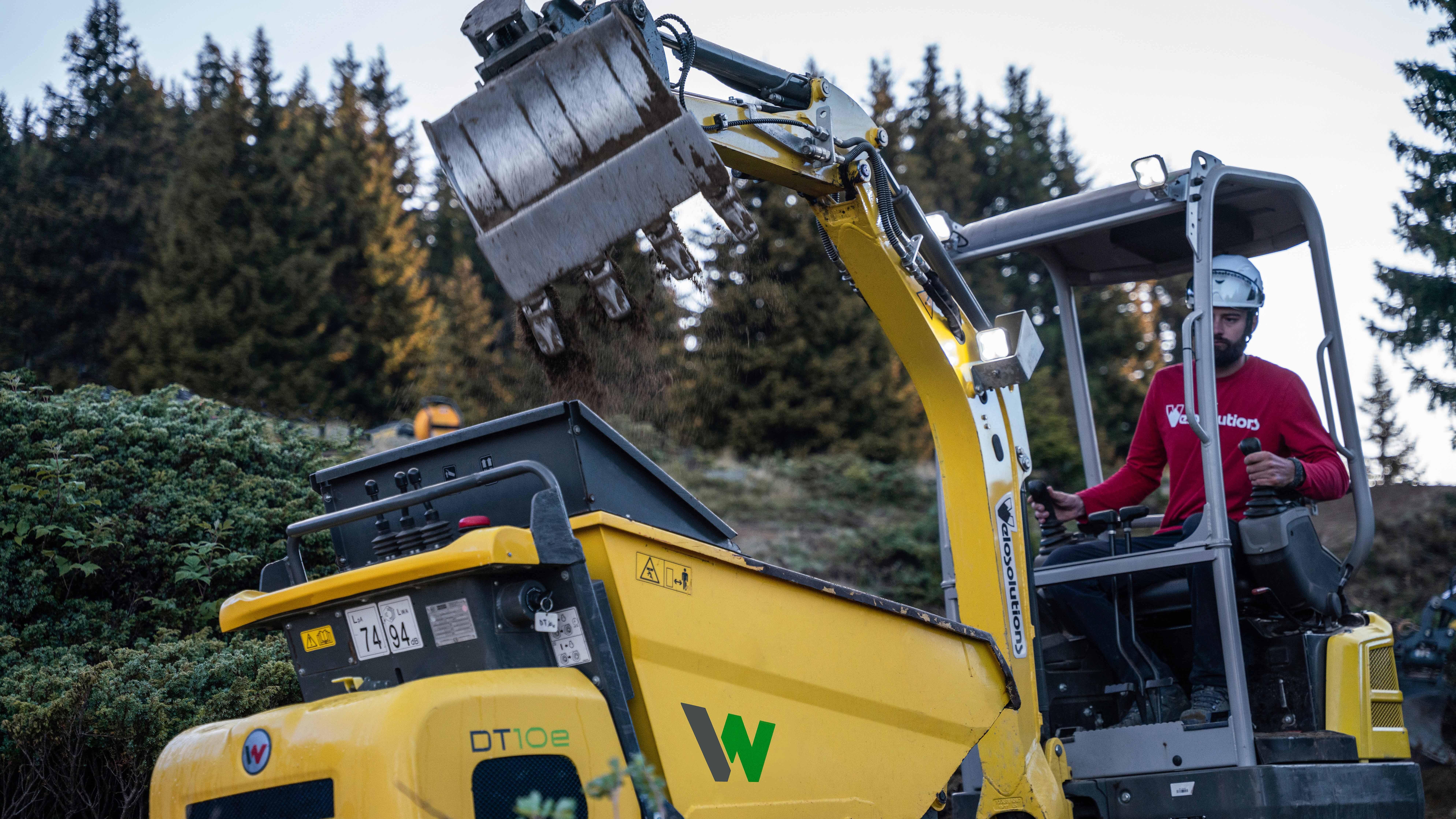 Rypadlo EZ17e a pásový dumper DT10e v provozu