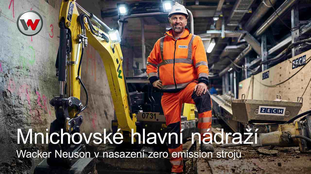 muž stojící na staveništi u mnichovského hlavního nádraží